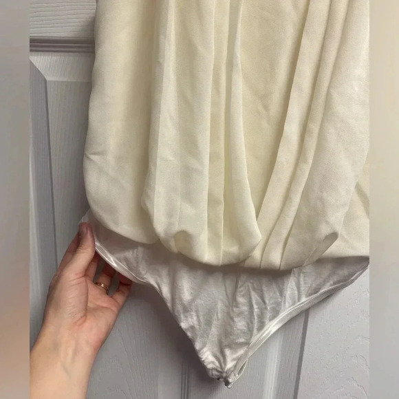 💕 2 For $10 GUESS Los Angeles White/Cream Chiffon Bodysuit Size Small - Picture 2 of 5